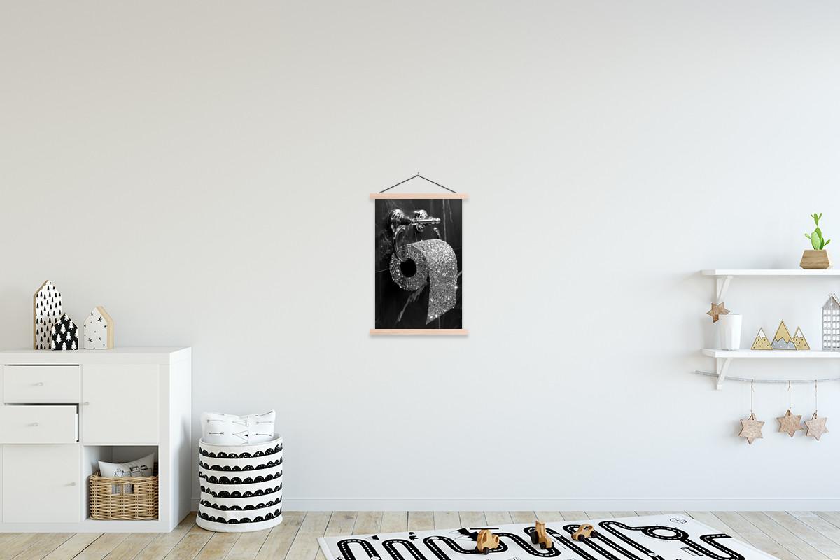POSTER MIT MAGNETLEISTEN WC - Toilettenpapier - Schwarz und weiß - Glitter Deko Wohnzimmer 40x60 cm - Silberfarben, Textil (40/60/0.15cm) - MuchoWow