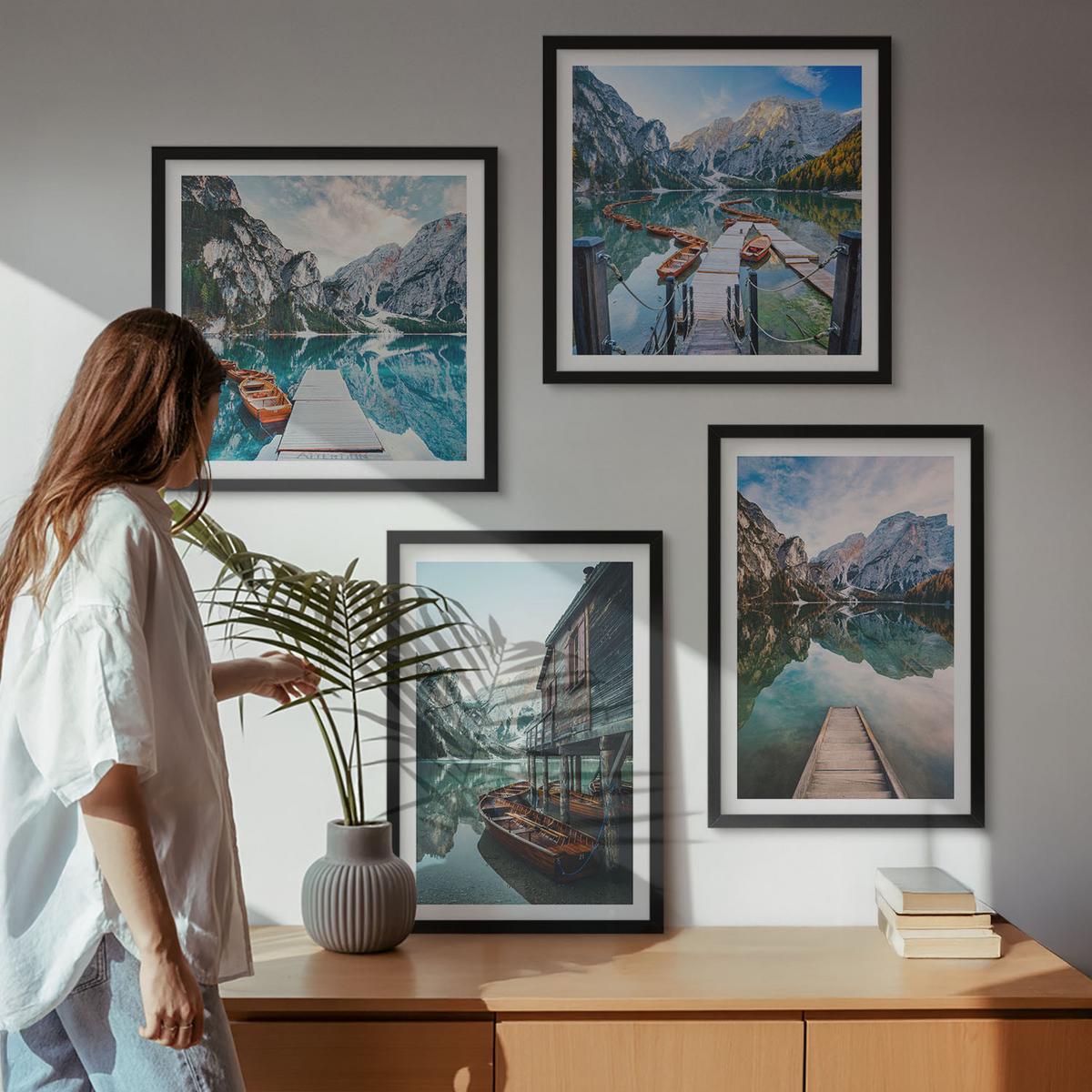 BILDER SET 4er Set - 50x50 cm & 40x60 cm Schwarzer Rahmen - See Berge Holzboote - Schwarz, Kunststoff (50/50cm) - TULUP