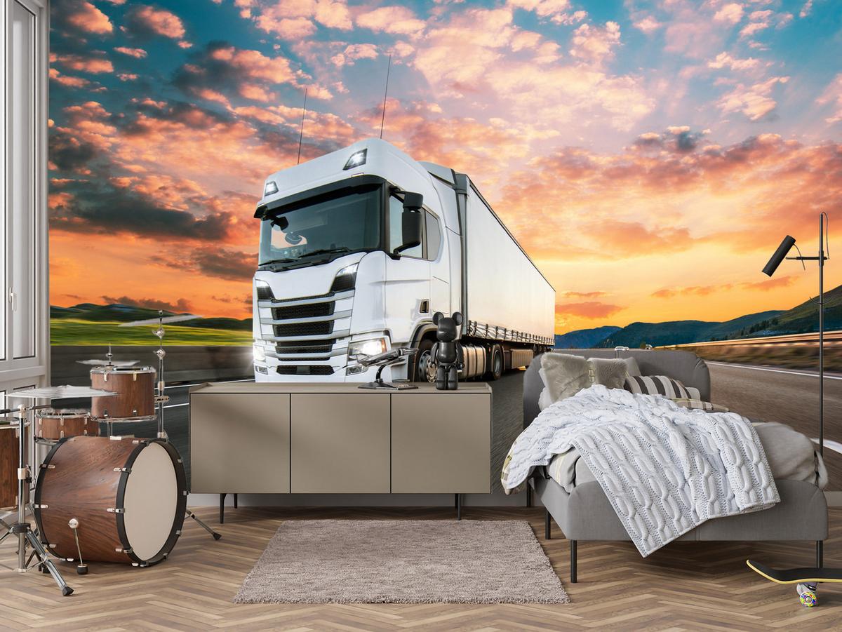 FOTOTAPETE Ein Lastwagen Autobahn Sonnenuntergang Berge 100x70 - Rosa/Orange, Papier (100/70cm) - Muralo