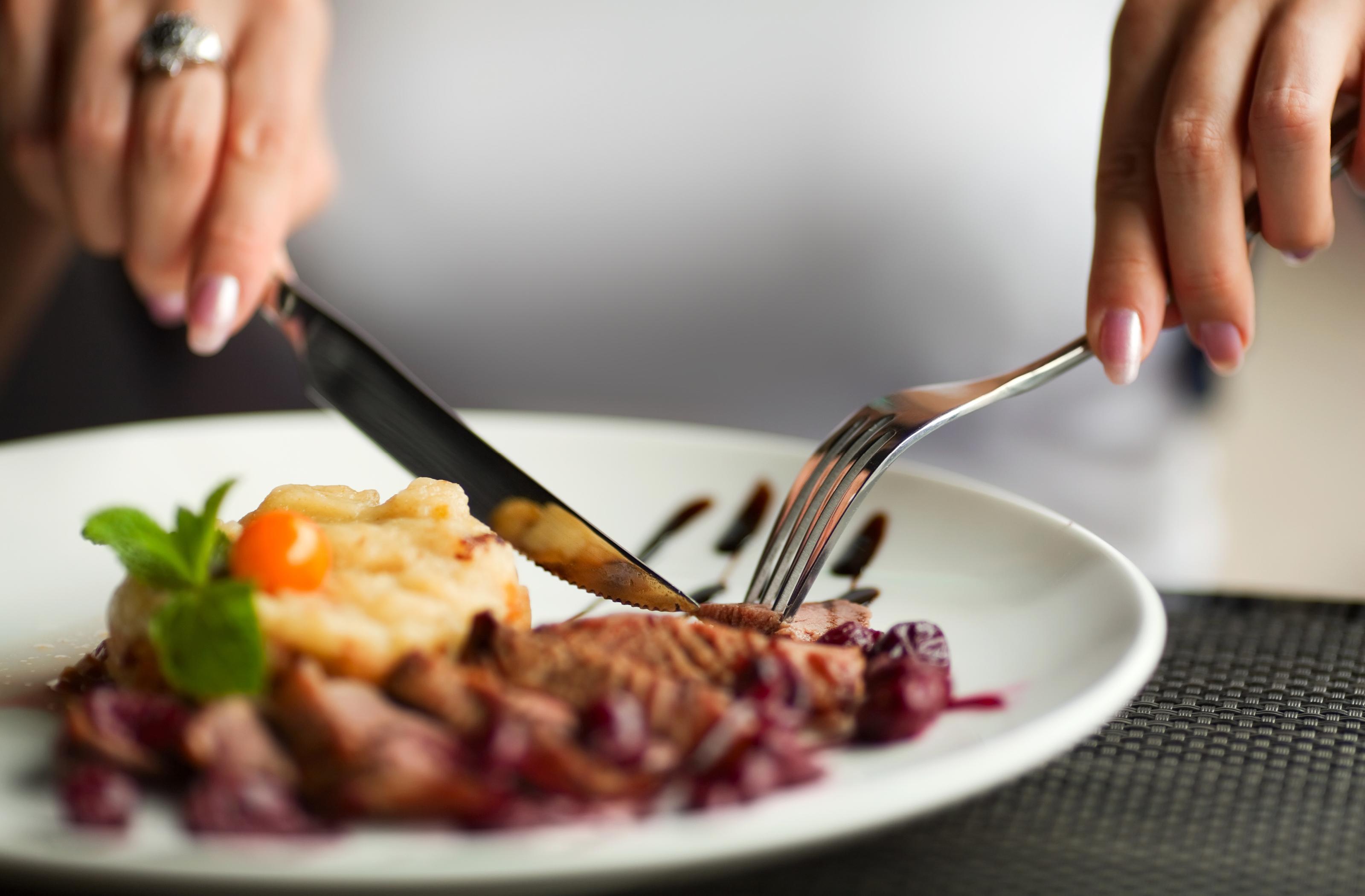 Prawidłowo trzymane sztućce podczas posiłku