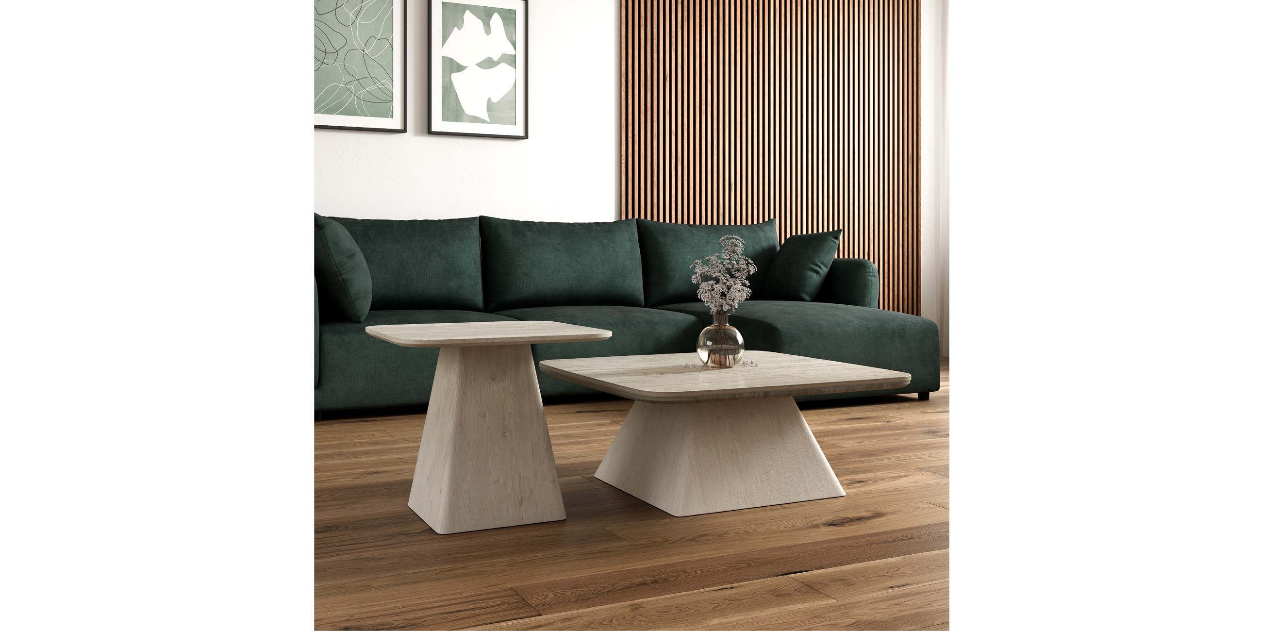 Weiße Couchtische vor dunkelgrünem Sofa