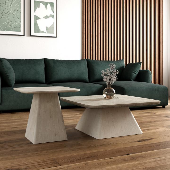 Weiße Couchtische vor dunkelgrünem Sofa