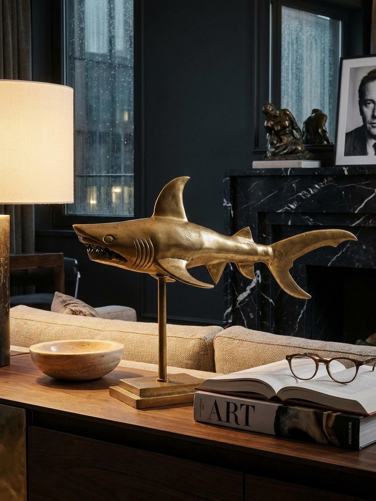 DEKOFIGUR Hai Aluminium 70 cm mit Sockel im maritimen Stil, Gold 70x27x49 cm - Goldfarben, Metall (70/49/27cm) - KADIMA DESIGN