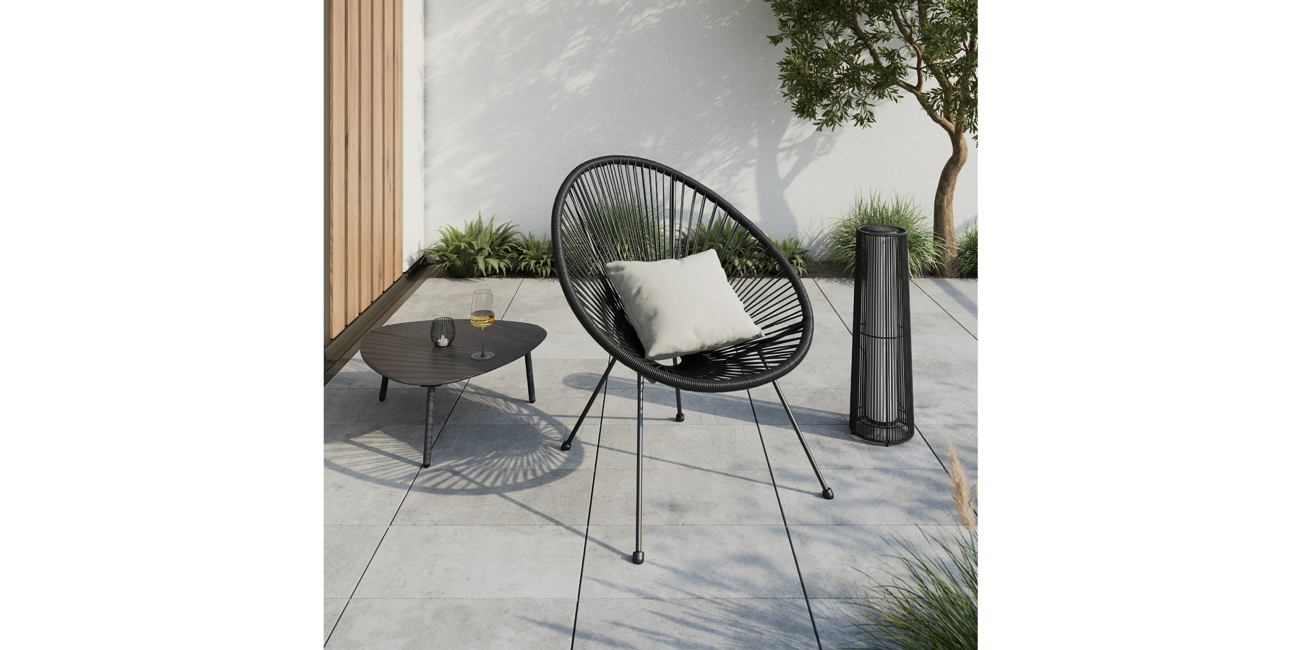 Schwarzer Balkonstuhl mit Geflecht