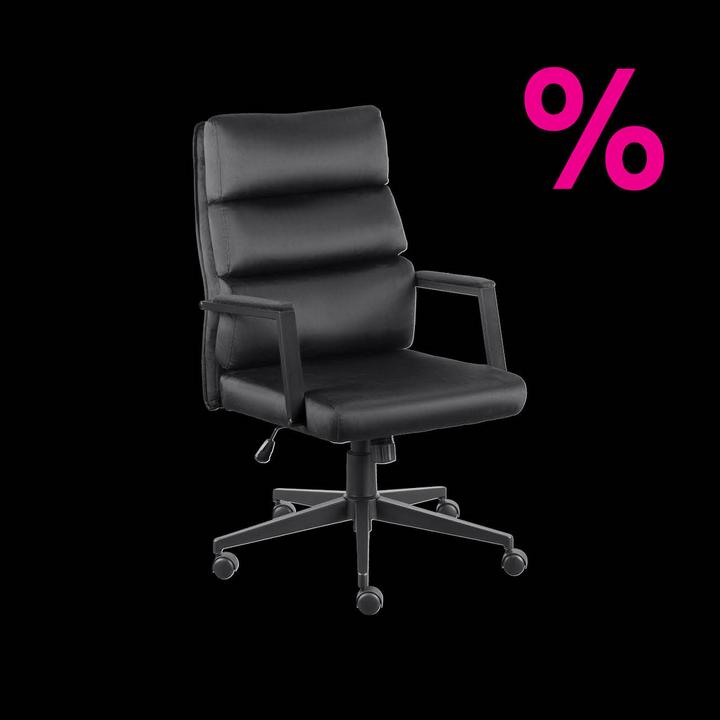 Schwarzer Leder-Bürostuhl vor schwarzem Hintergrund