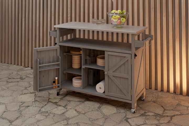 Grauer Gartenschrank mit geöffneter Schranktür