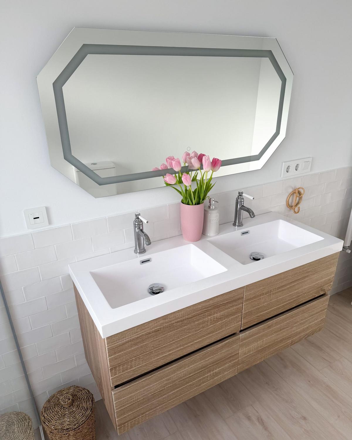 BADSPIEGEL mit LED-Beleuchtung achteckig 120/60 cm Locmariaquer - Silberfarben, Glas (120/60/4cm) - Beliani
