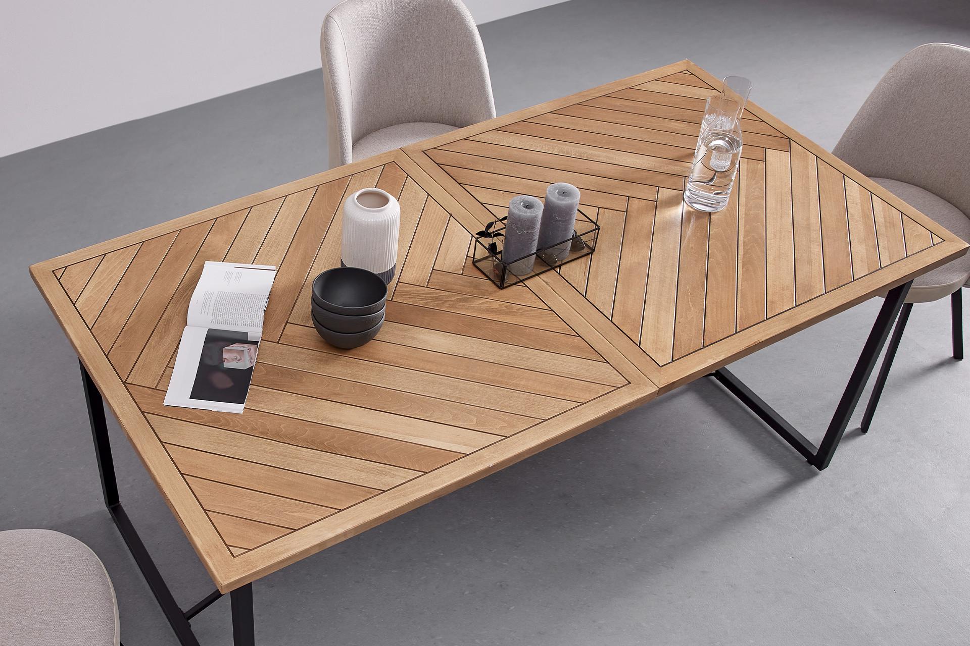 Esstisch mit einer Tischplatte aus Eiche Massivholz und einem Eisengestell von moemax.png