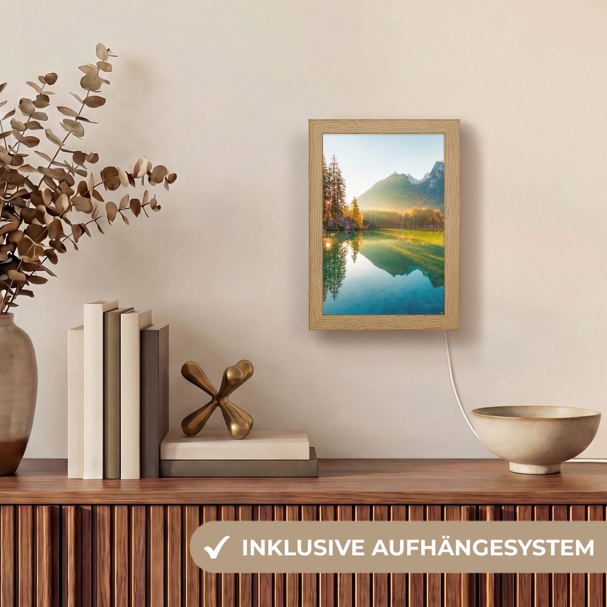 WANDLEUCHTE See - Wald - Berge - Natur - Sonne - Landschaft 15x20 cm - Grün, Holzwerkstoff (15/20/8cm) - OnlyWow