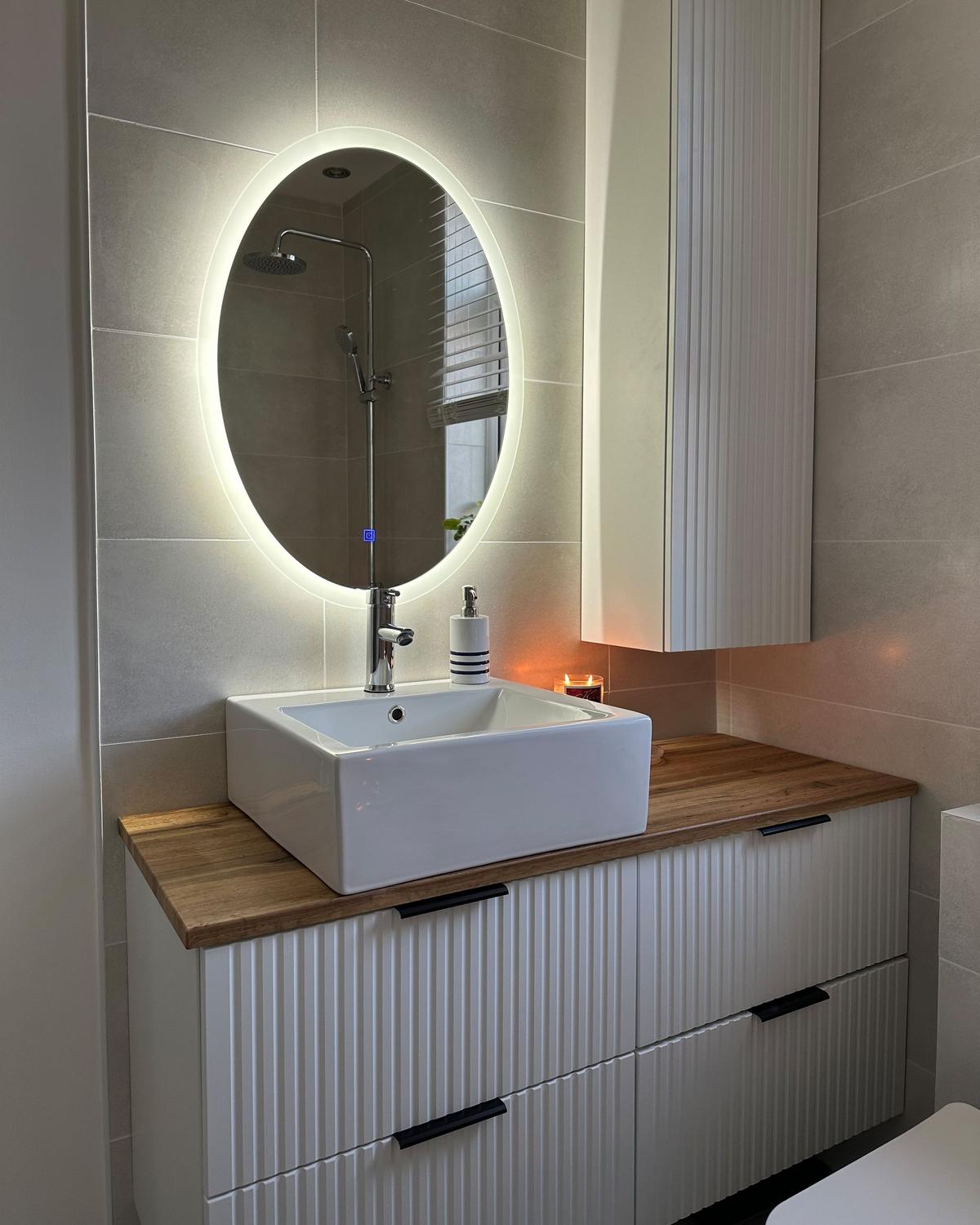 BADSPIEGEL mit LED-Beleuchtung oval 60/80 cm Viriat - Silberfarben, Glas (60/80/3cm) - Beliani