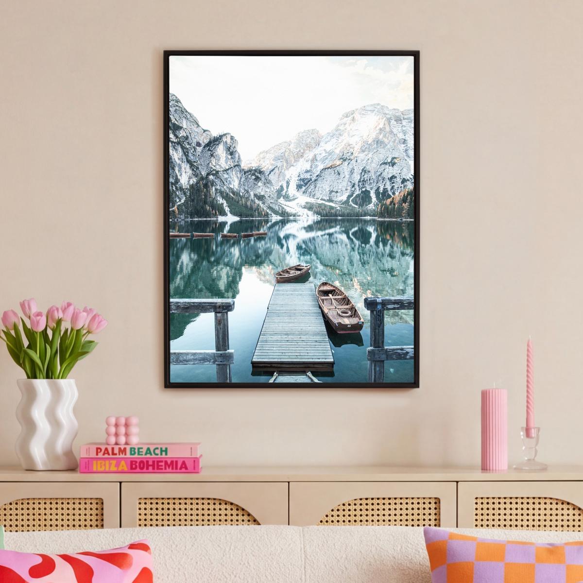 LEINWAND Bilder mit Rahmen - Natur - Berge - Schnee - Wald - Boot - 70x100 - Hellgrün, Textil (70/100cm) - MuchoWow