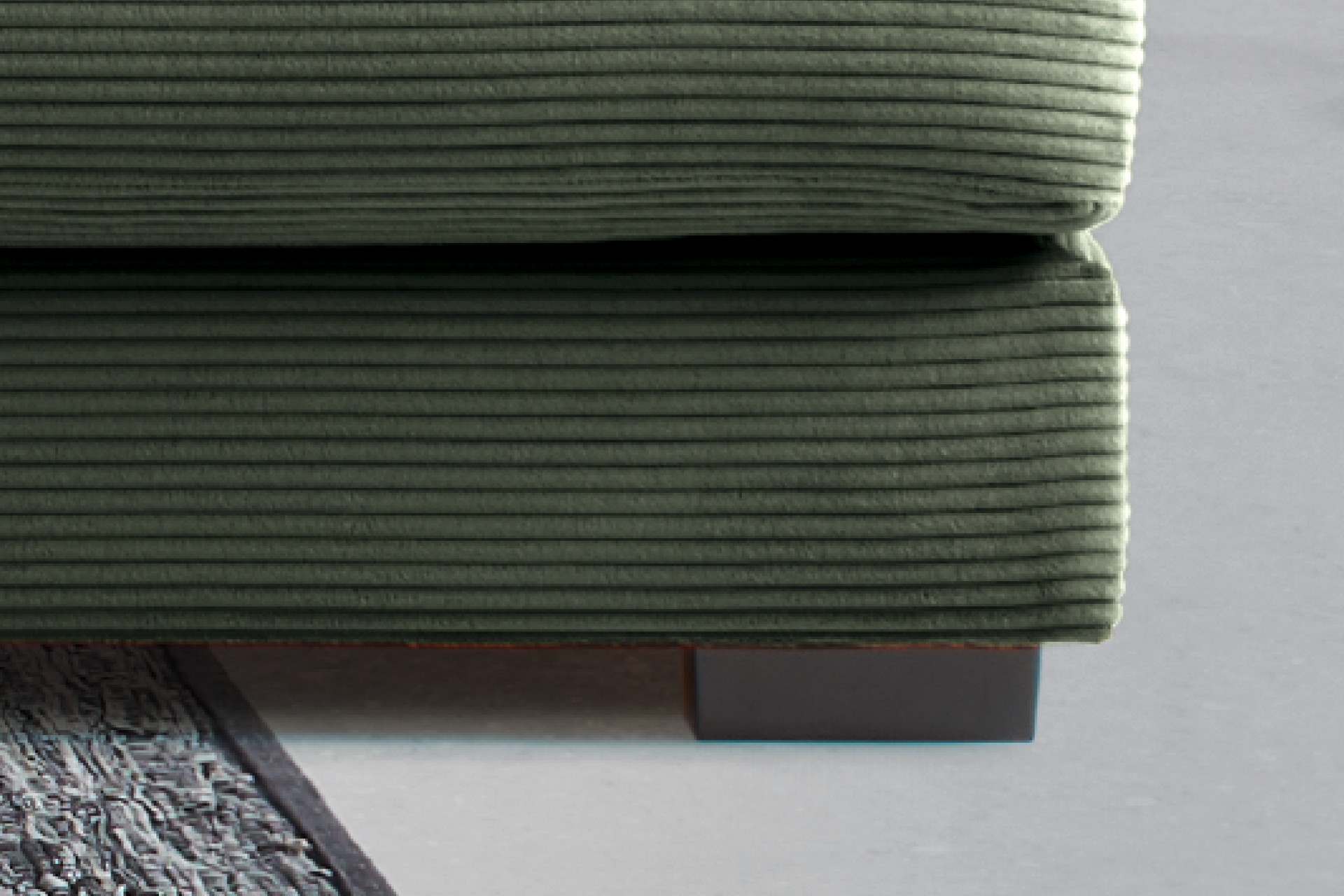 Wohnlandschaft grün Bezug Cord Füße schwarz kaum Bodenfreiheit