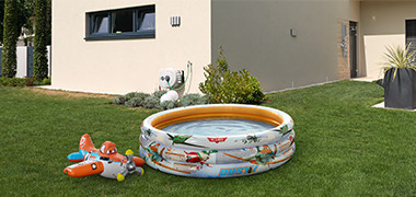 Plantschbecken mit Spielzeug im Garten