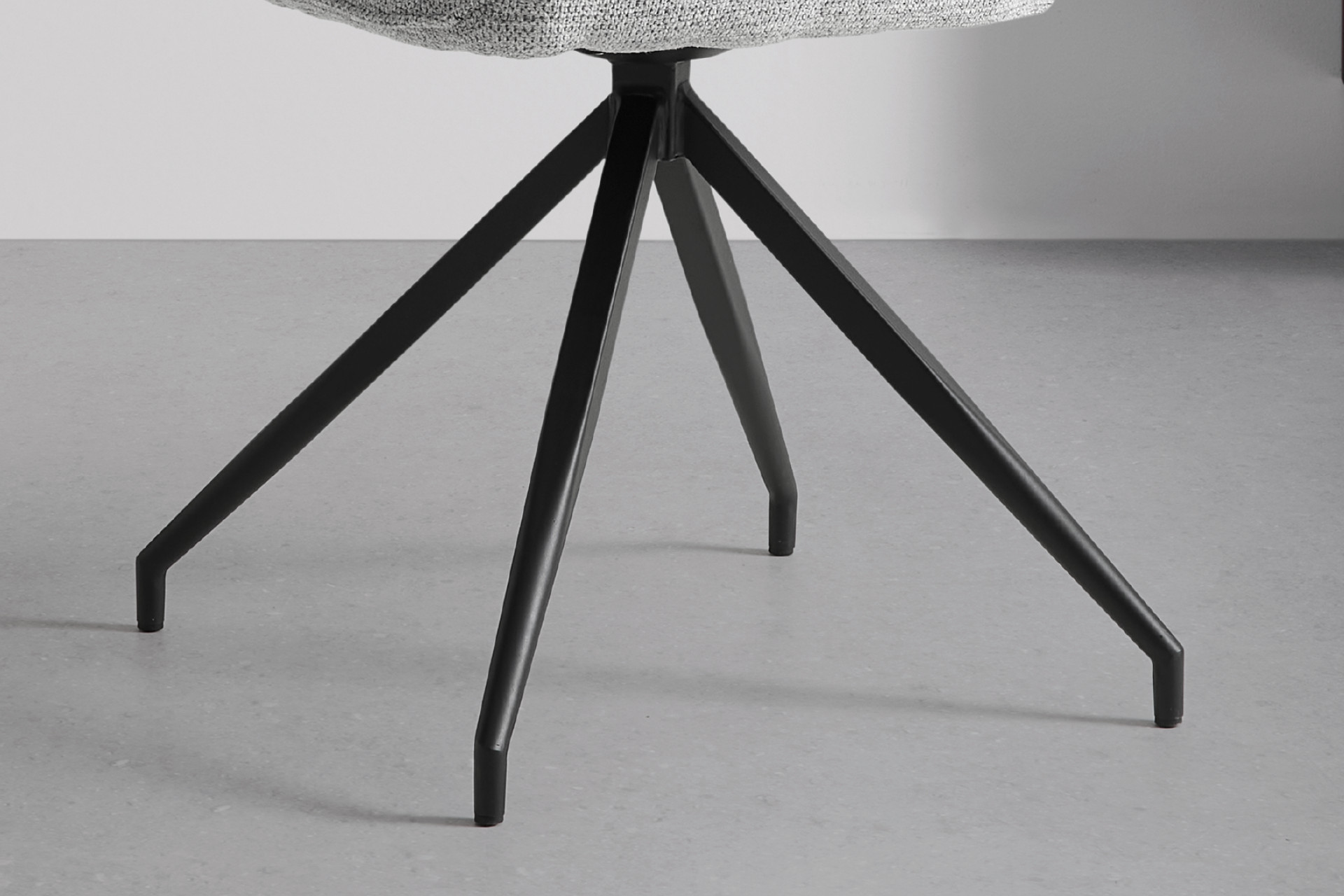 Armlehnstuhl Komforthöhe Füße schwarz konisch 4 Eisen pulverbeschichtet