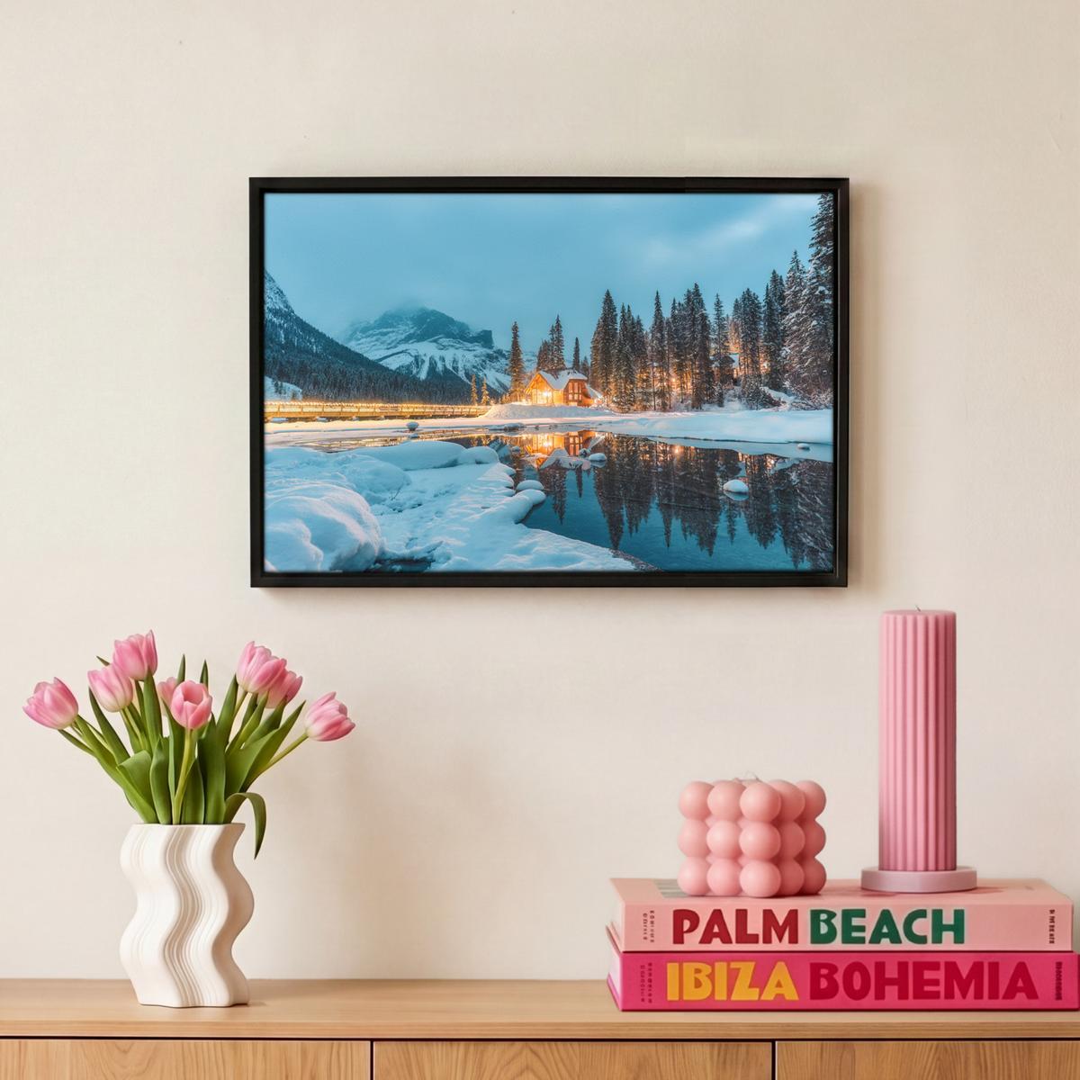 LEINWAND Bilder mit Rahmen - Winterlandschaft - Natur - Haus - Berge - Schnee - 30x20 - Hellblau, Textil (30/20cm) - MuchoWow