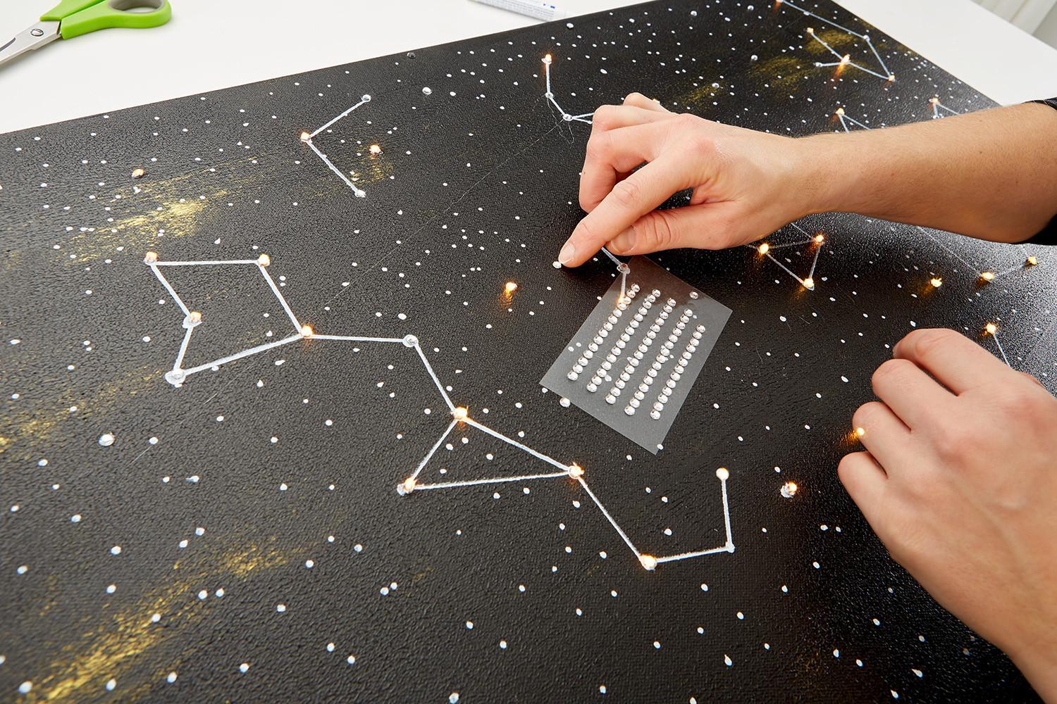 DIY csillagkép díszítése strasszokkal