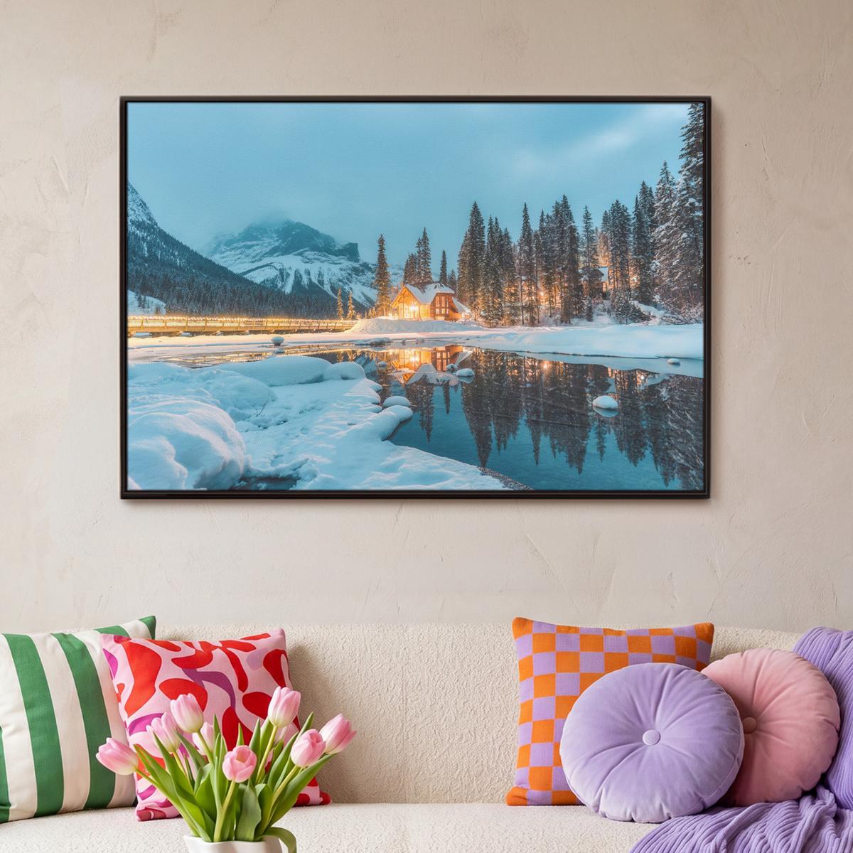 LEINWAND Bilder mit Rahmen - Winterlandschaft - Natur - Haus - Berge - Schnee - 90x60 - Hellblau, Textil (90/60cm) - MuchoWow