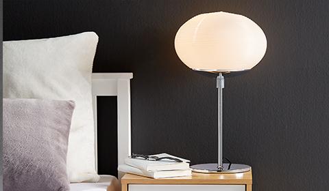 Schlichte Nachttischlampe in Chrom und mit einem runden Opalglas von mömax