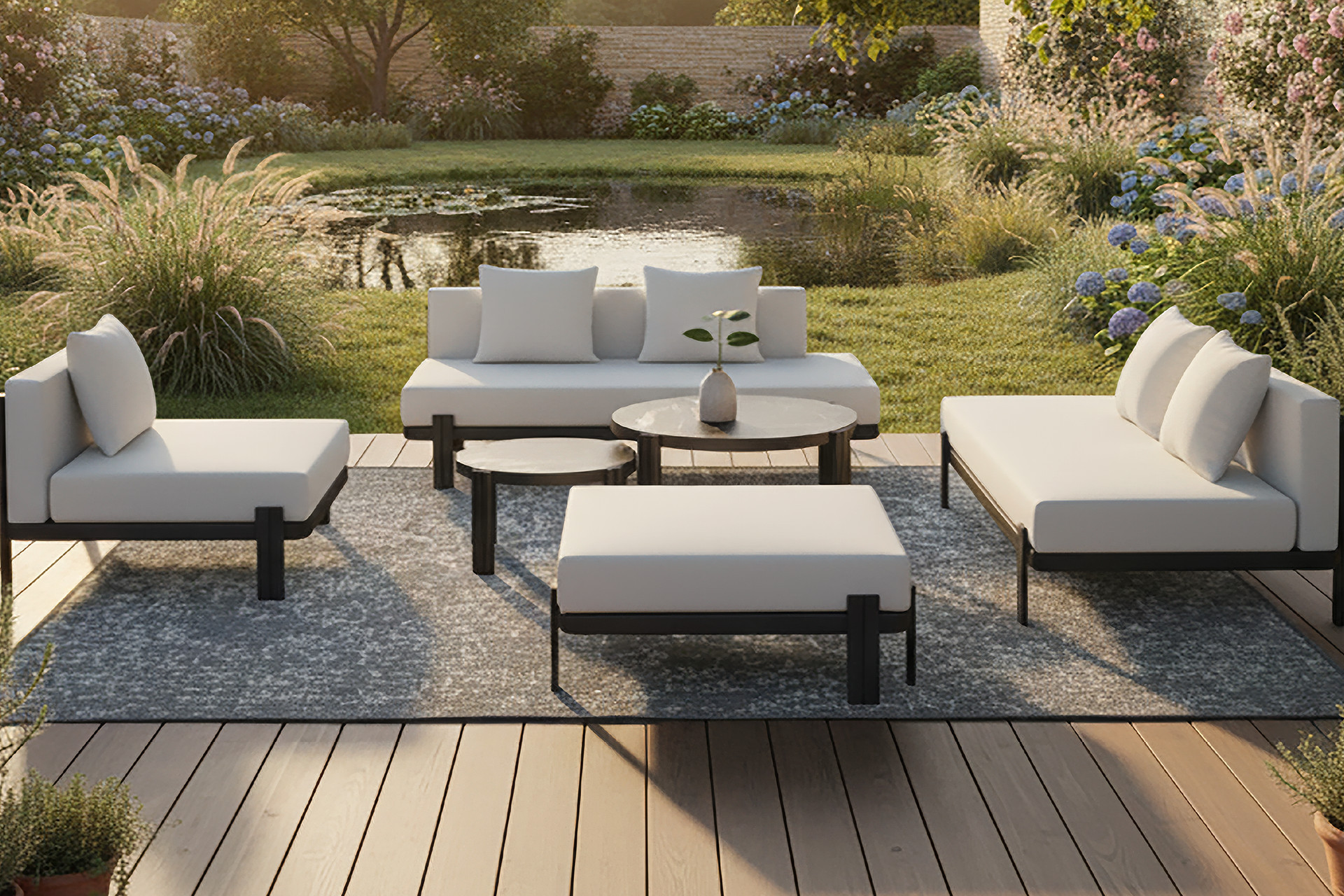 Hellgraue Loungegarnitur mit schwarzen Füßen, Teich im Hintergrund