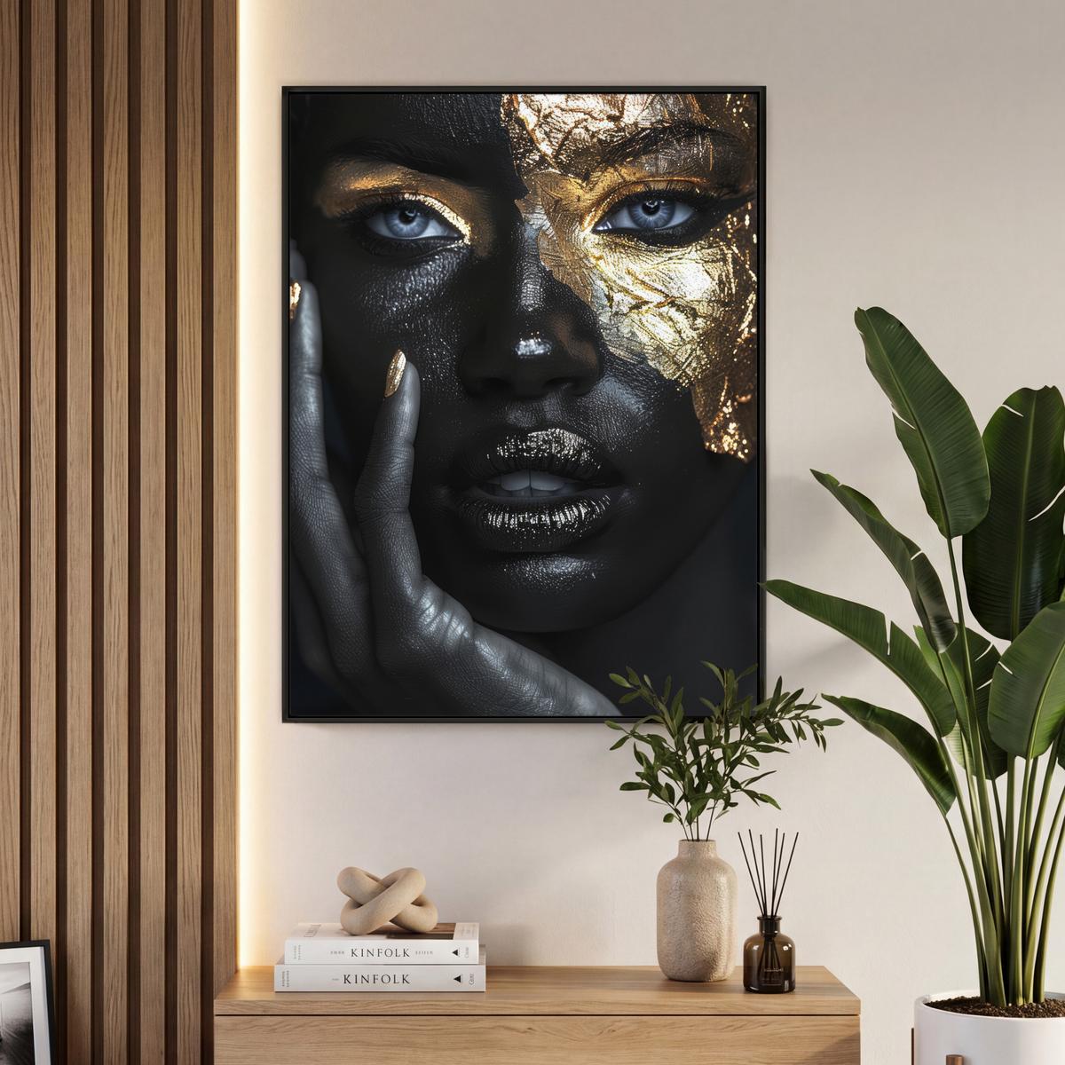 LEINWAND Bilder mit Rahmen - Frau - Gold - Porträt - Schwarz-Weiß - Luxus - 70x100 - Hellblau, Textil (70/100cm) - MuchoWow