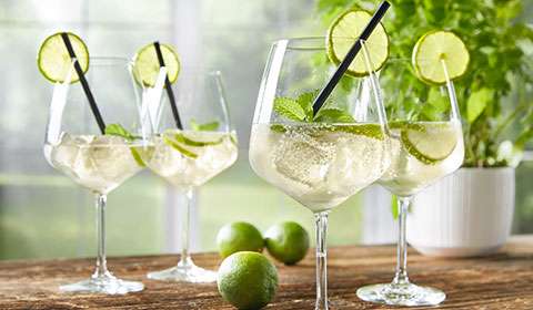 Cocktailgläser-Set von mömax, perfekt für einen gemütlichen Sommerabend.