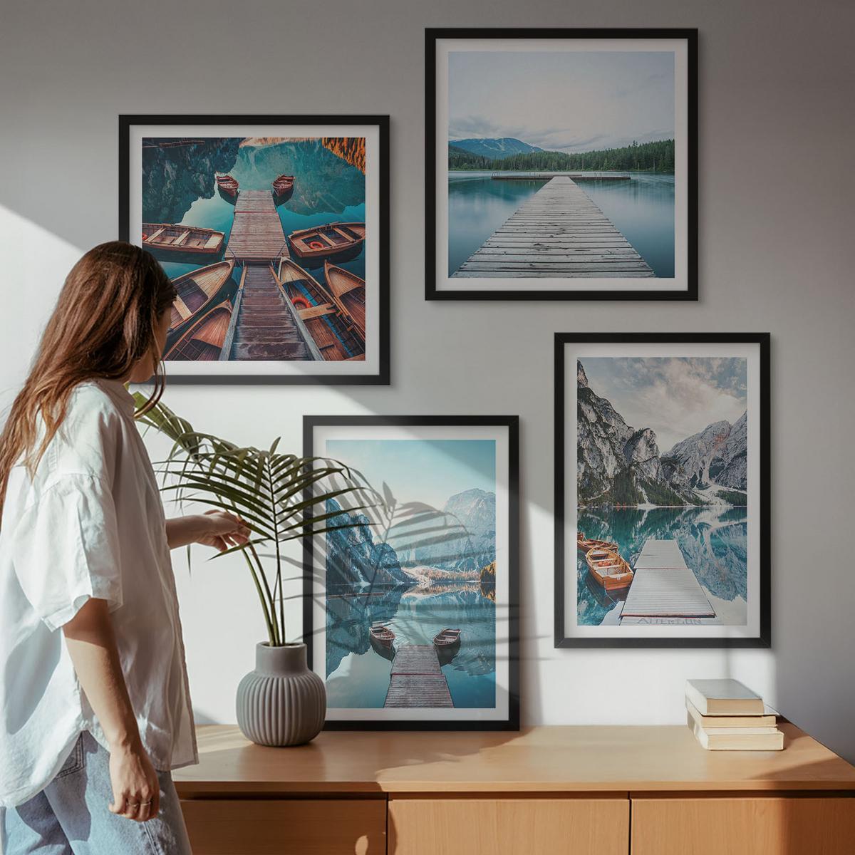 BILDER SET 4er Set - 50x50 cm & 40x60 cm Schwarzer Rahmen - Holzstege am See, Boote - Schwarz, Kunststoff (50/50cm) - TULUP
