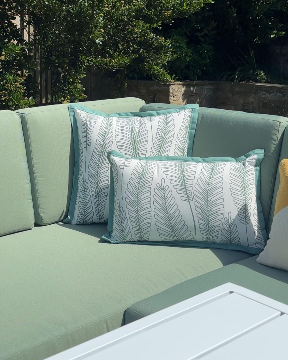 GARTENKISSEN 2er-Set Grün 30/50 cm Meadow - Weiß/Grün, Textil (50/12/30cm) - Beliani