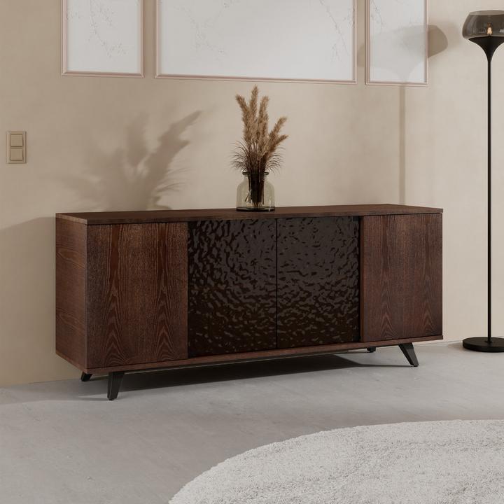 Sideboard aus Holz it Glasfront, schwarze Stehleuchte rechts daneben