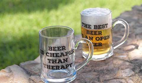 Bierglas mit Henkel und witzigen Schriftzug von mömax.