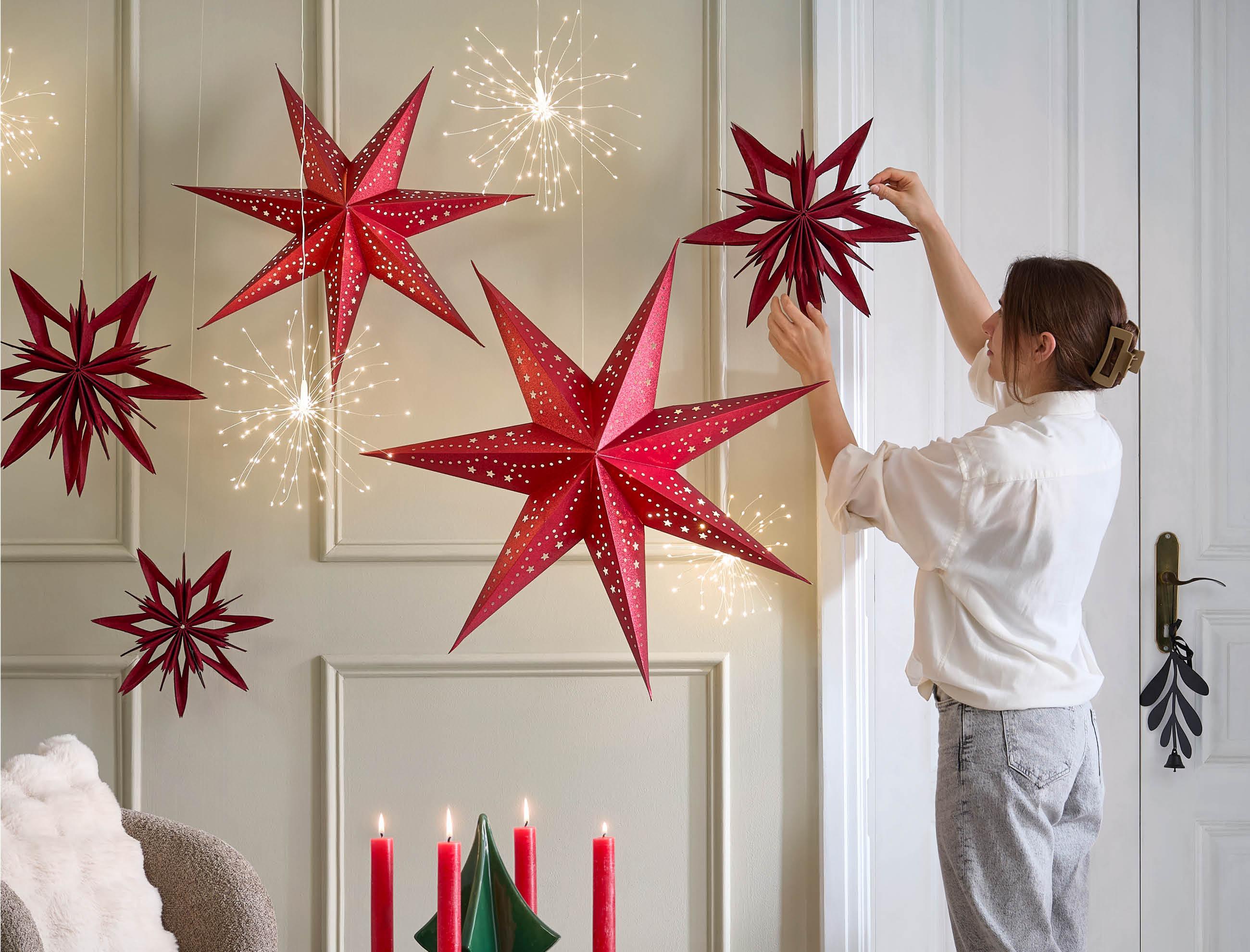 Rote Sterne und Sternspritzer, Frau mit weißem Wollpulli, mobil