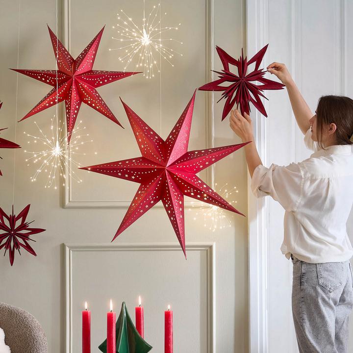 Rote Sterne und Sternspritzer, Frau mit weißem Wollpulli, mobil