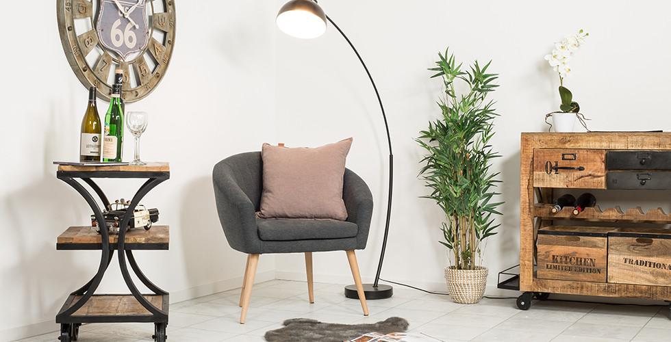 Nach dem Anstrich kann die Wohnung im mömax Stil dekoriert werden.