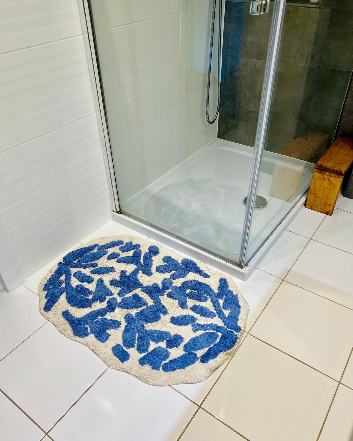 BADEMATTE Blau 60/90 cm Derik - Blau/Weiß, Textil (60/90cm) - Beliani