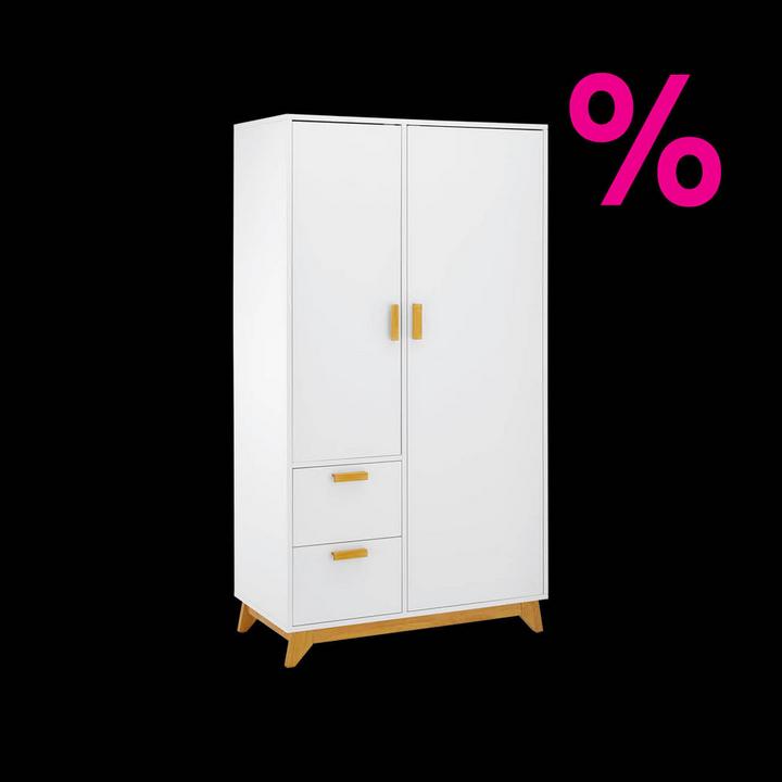 Weißer Kleiderschrank mit Holzfüßen vor schwarzem Hintergrund