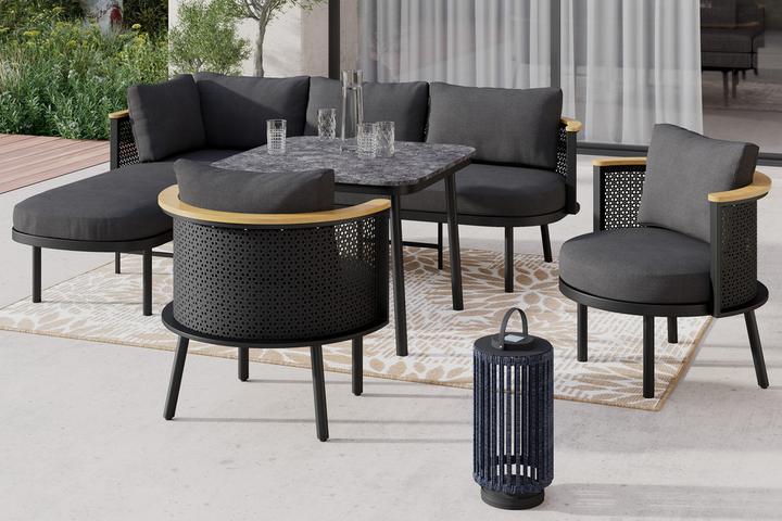 Dunkle Loungegarnituren mit grauen Auflagen, Loungesessel, hoher Tisch