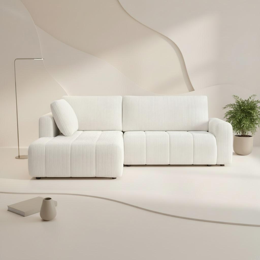 Weißes Ecksofa vor beigem Hintergrund