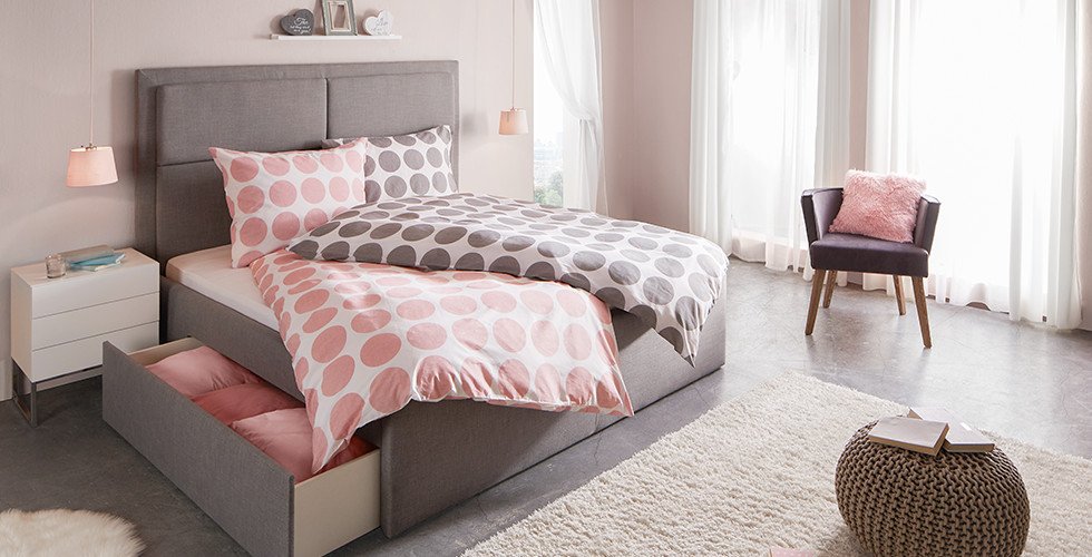 Schlafzimmer-Polsterbett-Grau-Bettschubkasten-Kopfteil-moemax