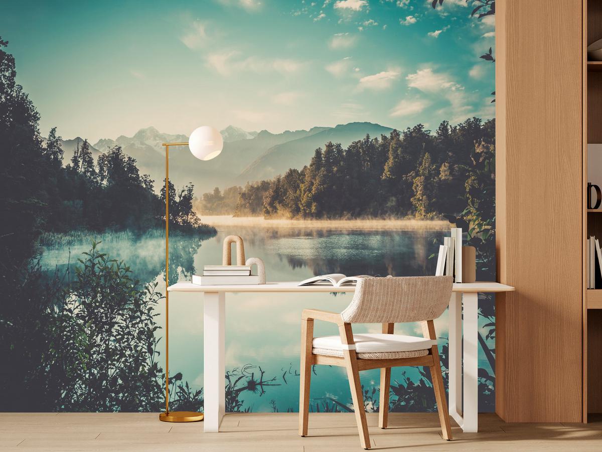 FOTOTAPETE für Esszimmer Bergsee Wald Bäume Nebel 300x210 - Türkis/Gelb, Papier (300/210cm) - Muralo