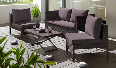 Dunkelgraue Loungegarnitur aus wetterbeständigen Kunststoffgeflecht mit gemütlichen Sitz- und Rückenkissen von mömax.