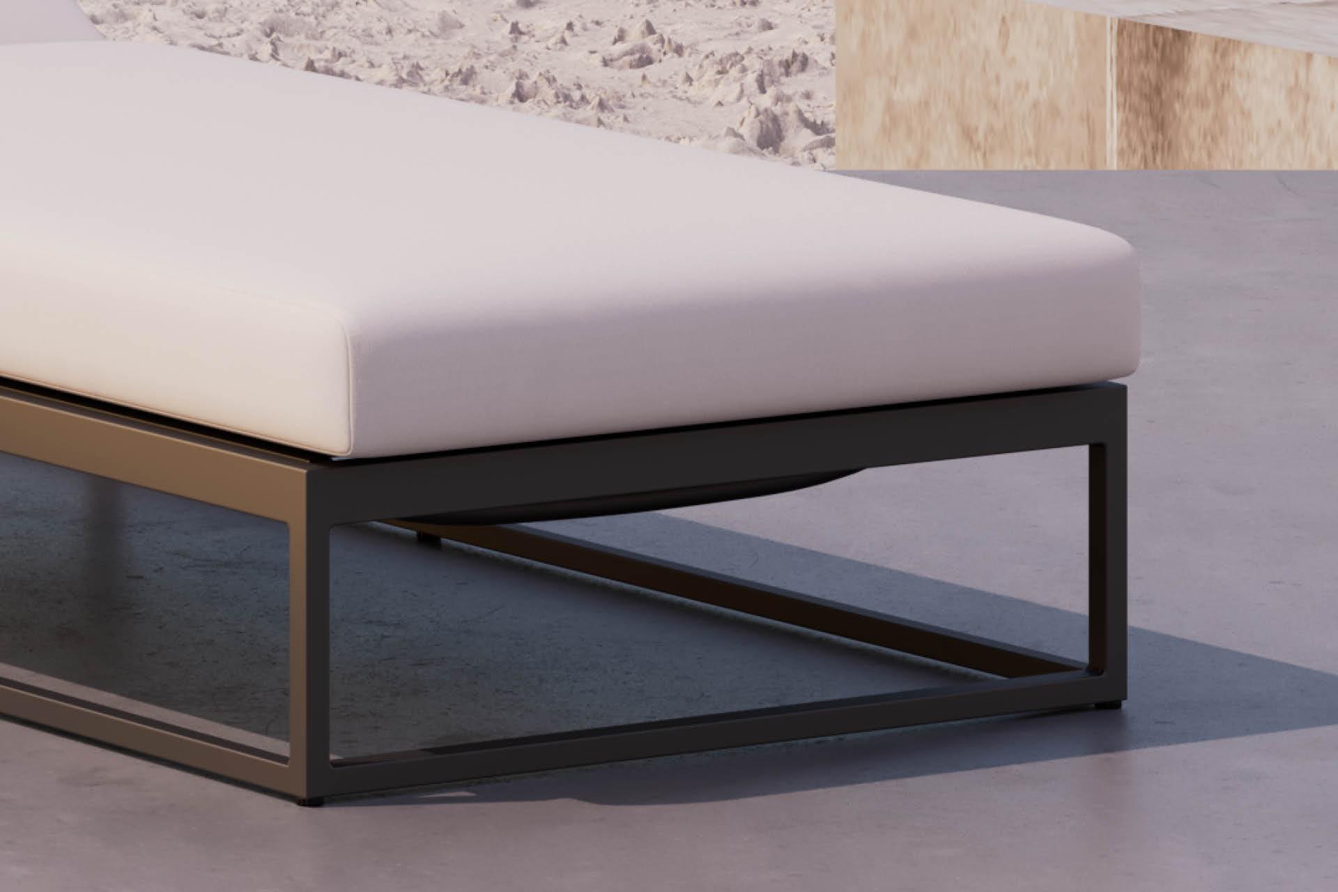 Gartenliege hellgraue Auflgae dunkelgraues Metallgestell