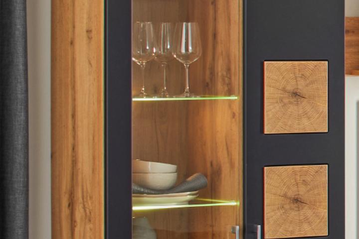 Wohnwand schwarz Eichefarben integrierte Beleuchtung Vitrine und Hängeschrank 9 Einlegenböden Glas und Holz Fronten Glaselemente, 1 Wandboard und 1 TV-Element