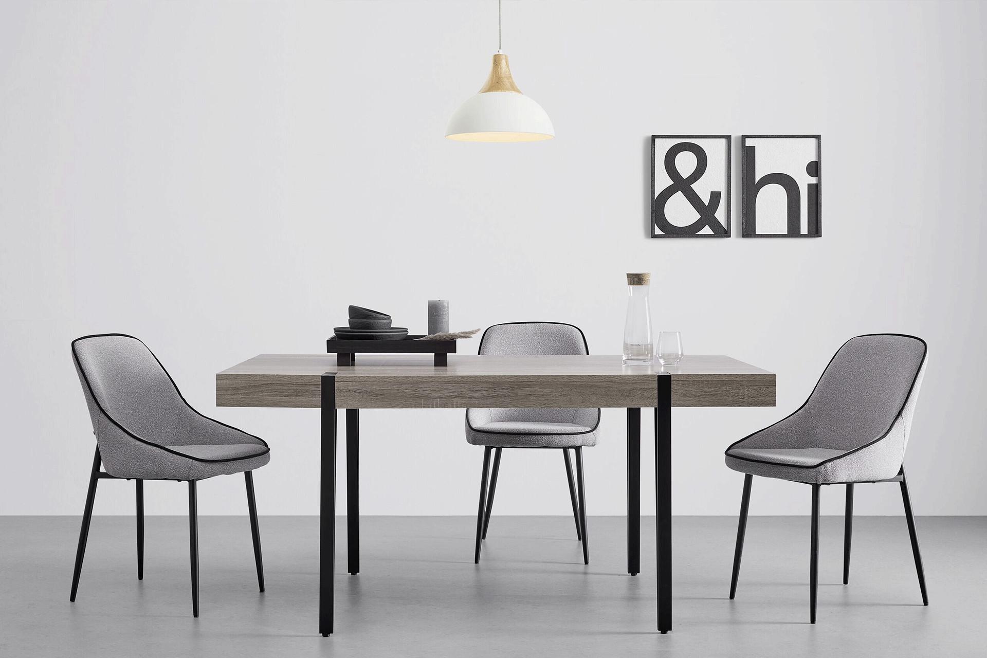 Günstiger Esstisch in Eichefarbe und Metall