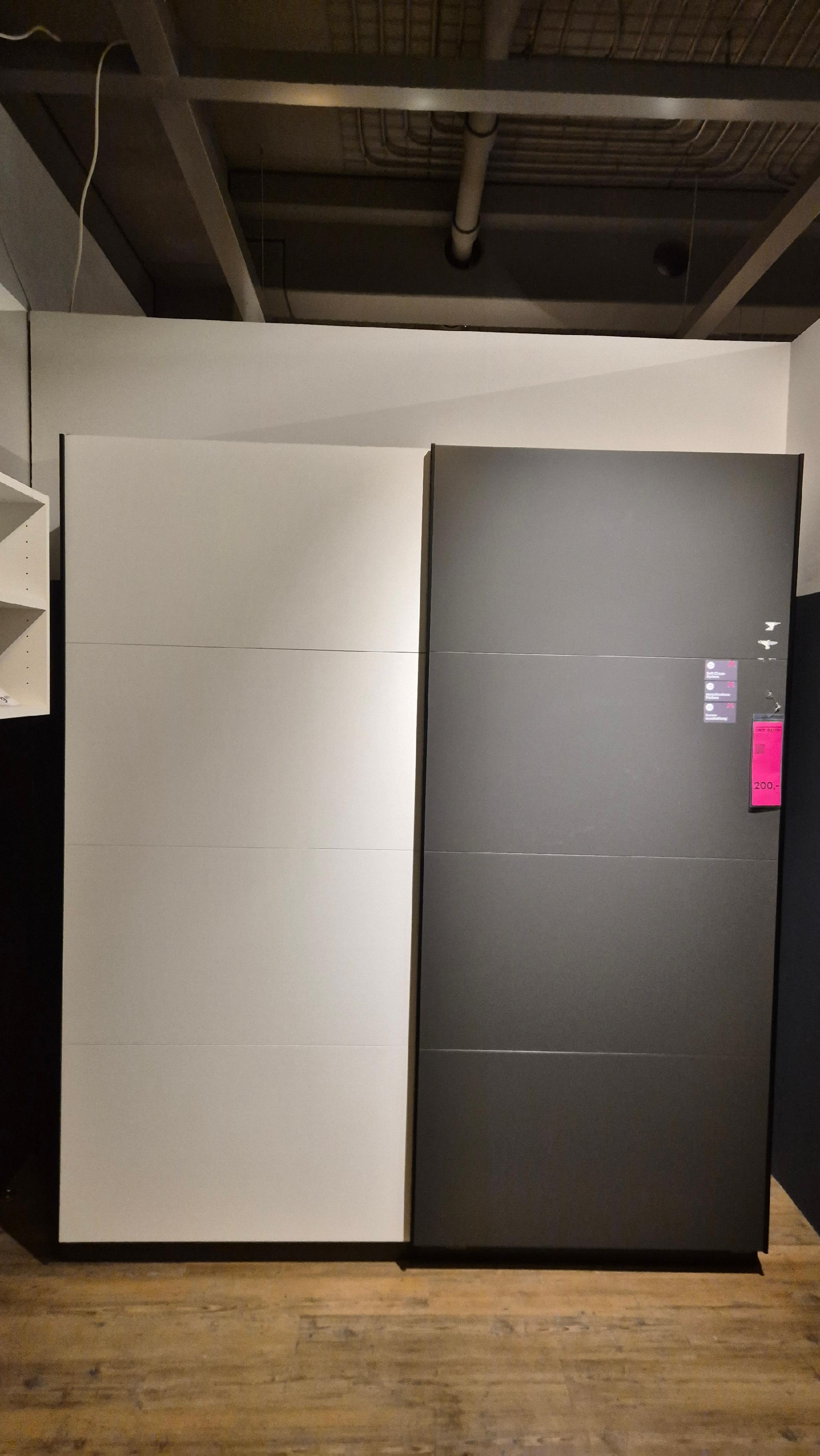 Unit Schwebetürenschrank