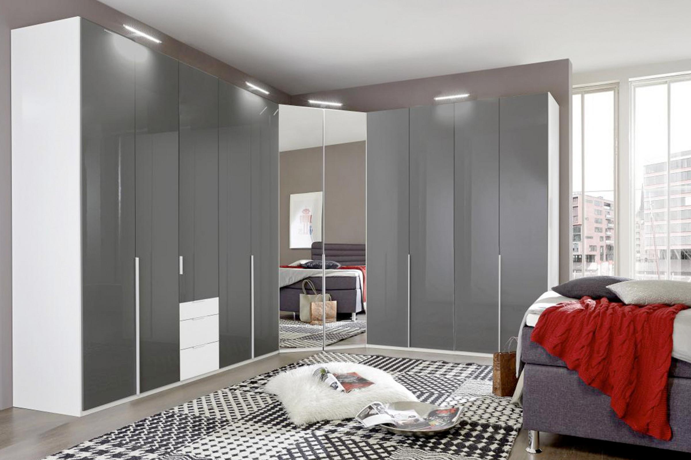 Begehbaren Kleiderschrank planen mit Schrank- und Regalsystemen mömax