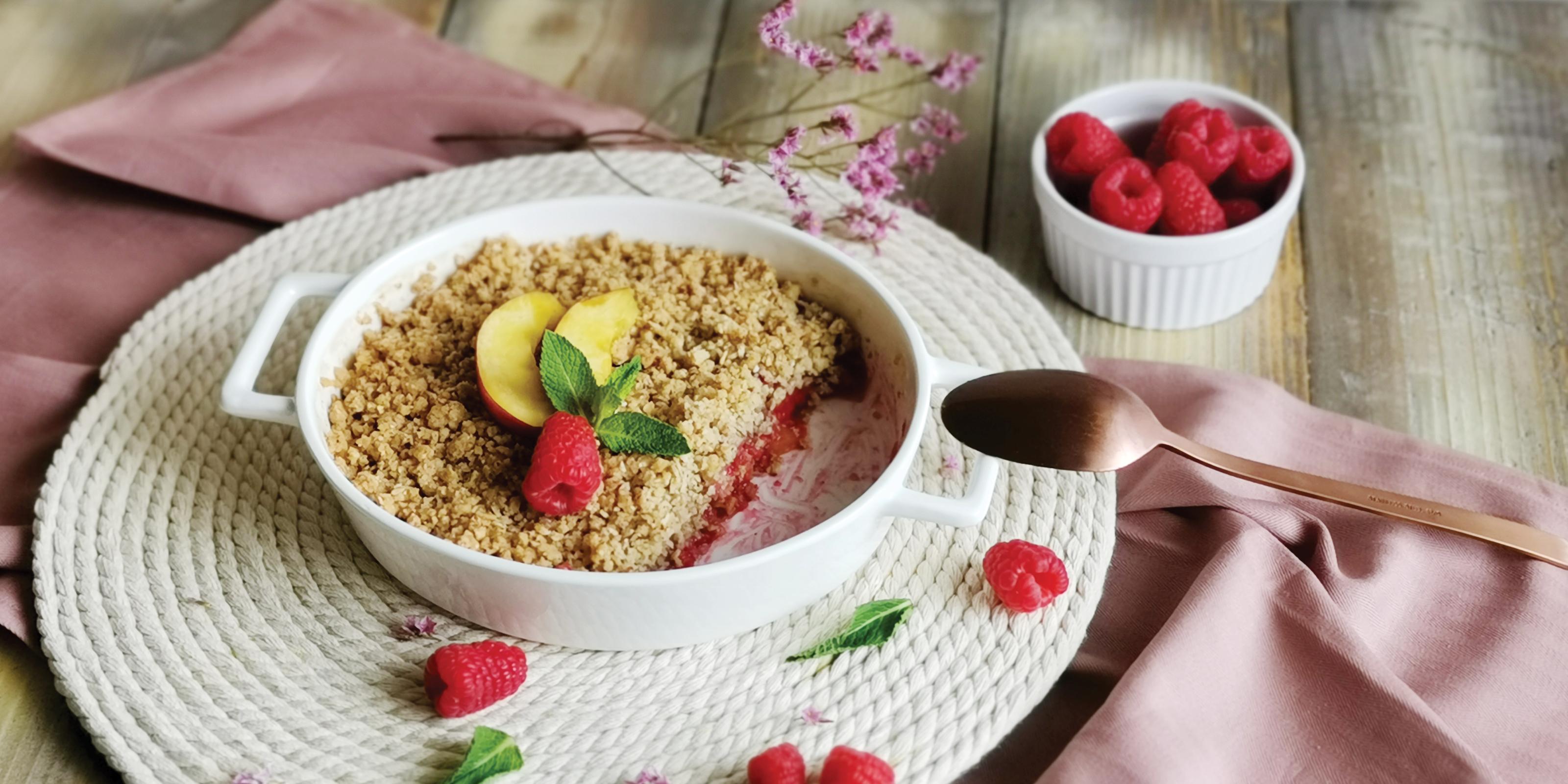 Crumble z malinami i nektarynką