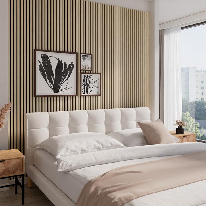 Akustikpaneel aus Holz hinter hellem Polsterbett