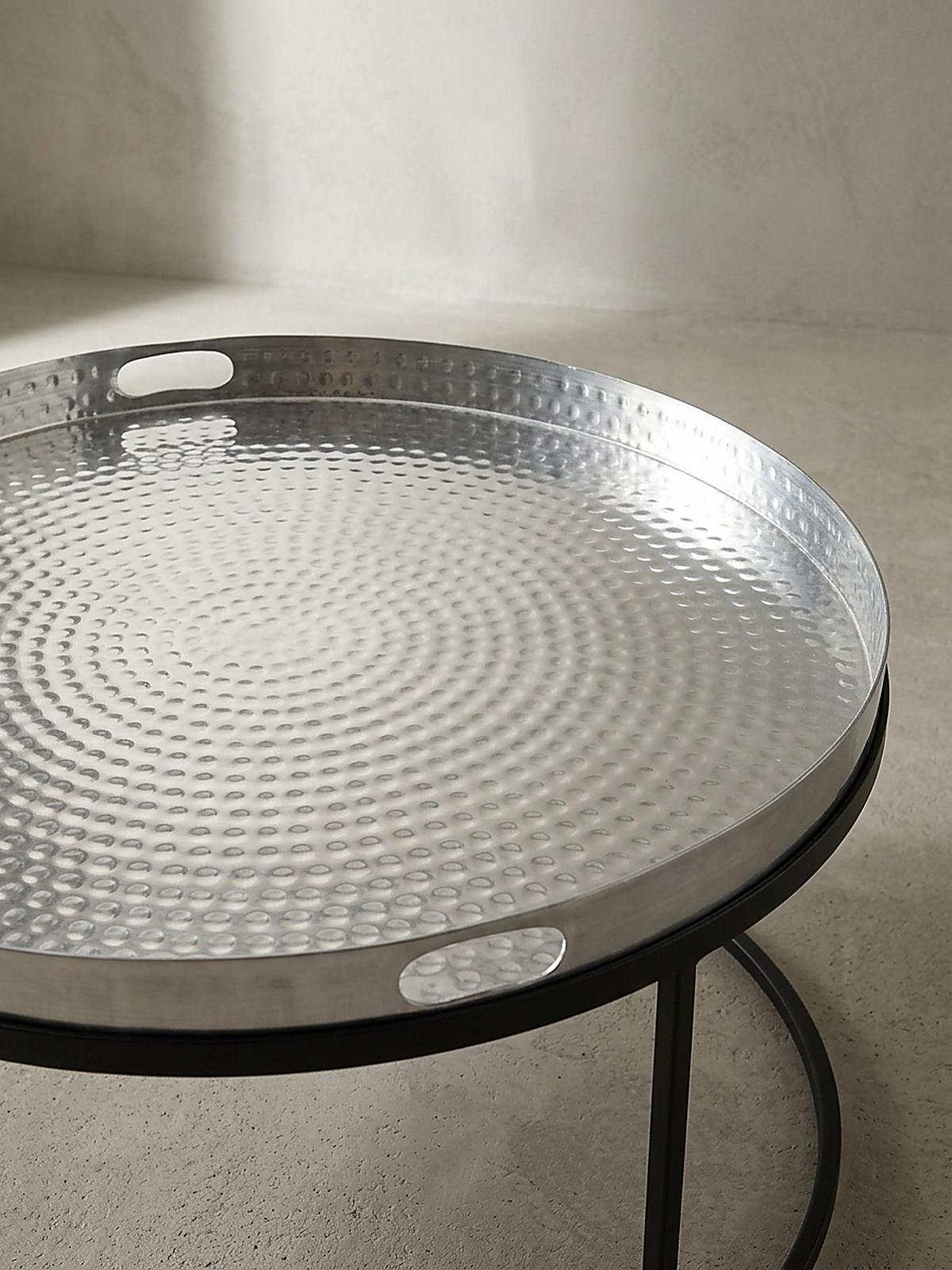 COUCHTISCH mit Hammerschlag-Struktur, abnehmbares Tablett, aus Aluminium und Eisen, Silber 62x62x36 cm - Silberfarben/Schwarz, Metall (62/62/36cm) - KADIMA DESIGN