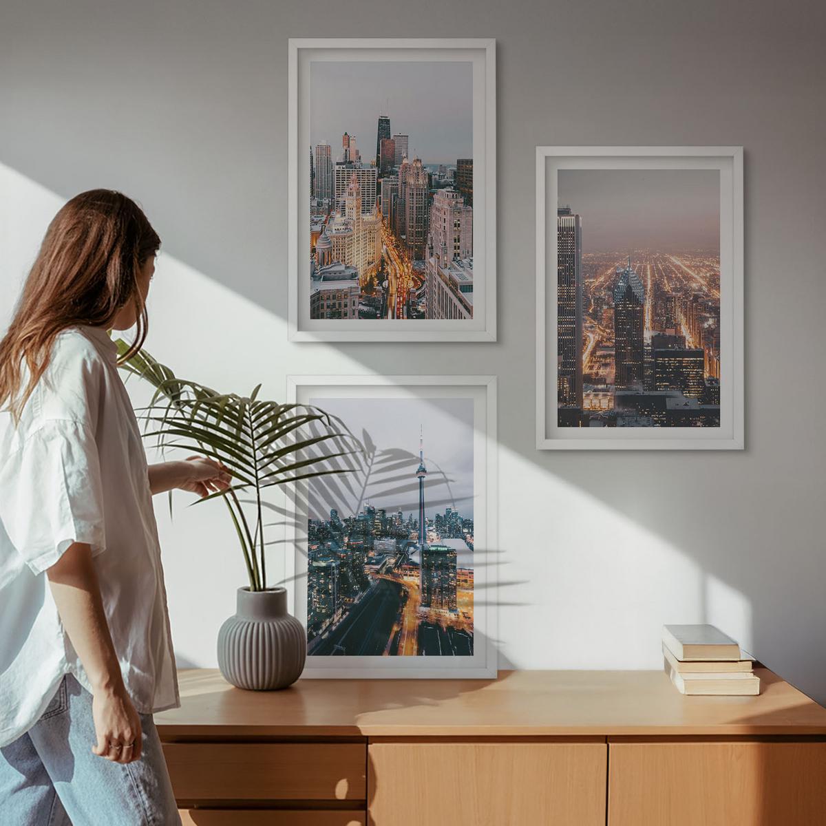 BILDER SET 3er Set - 40x60 cm Weißer Rahmen - Städte bei Nacht, Wolkenkratzer, Lichter - Weiß, Kunststoff (40/60cm) - TULUP