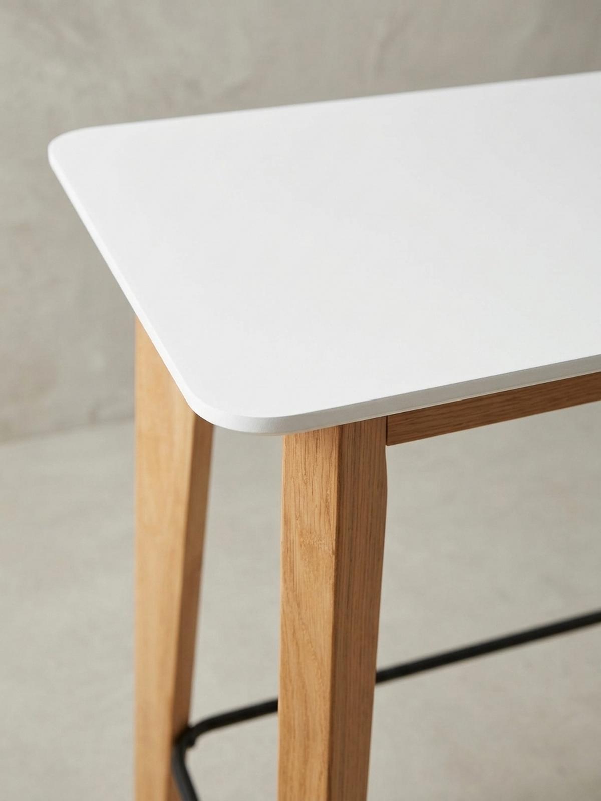 BARTISCH – Skandinavisch, Eichenbeine, quadratisch, 50 kg Belastbarkeit - Weiß/Braun, Eichenholz/Holz (60/60/110cm) - KADIMA DESIGN