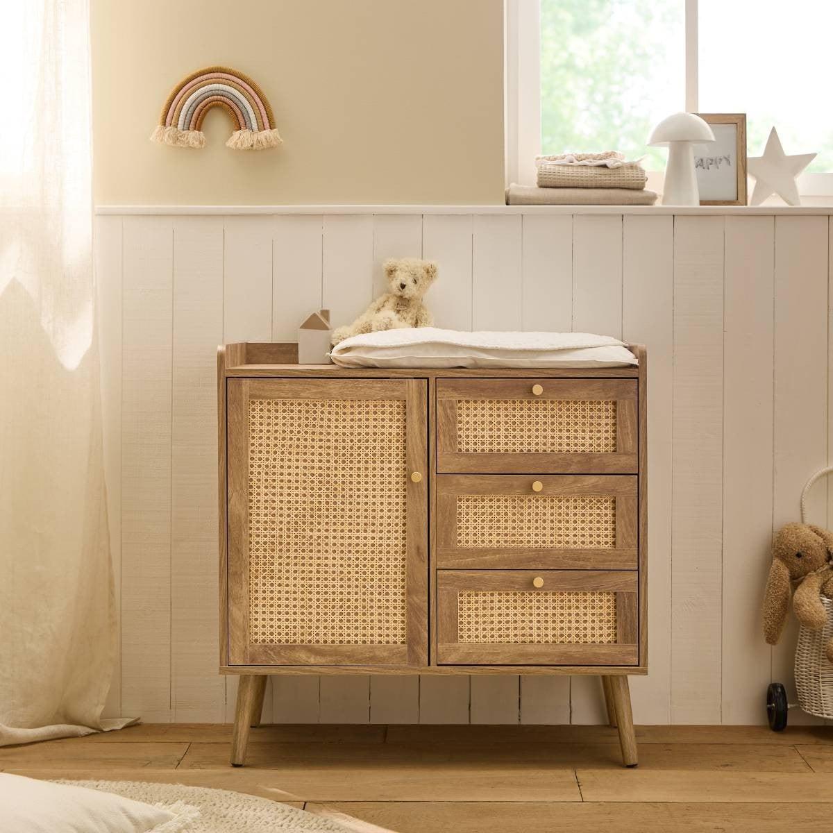 KOMMODE mit 1 Tür und 3 SchubladenRattanfronten und Holzfüßen 39/79,5/80 cm - Eschefarben, Holzwerkstoff (80/79.5/47cm) - Calicosy
